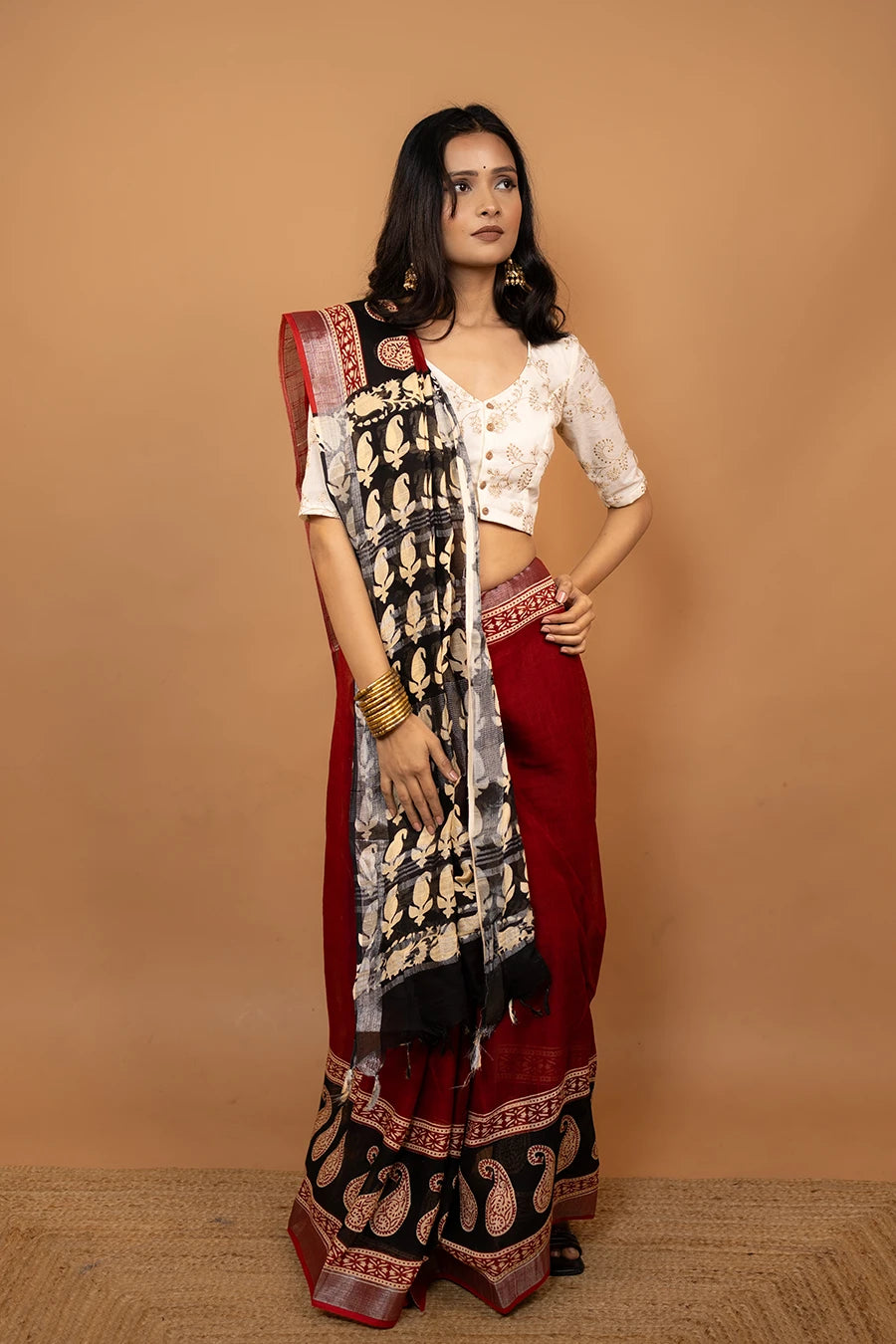 ziya-fold-red-black-linen-cotton-saree-folded